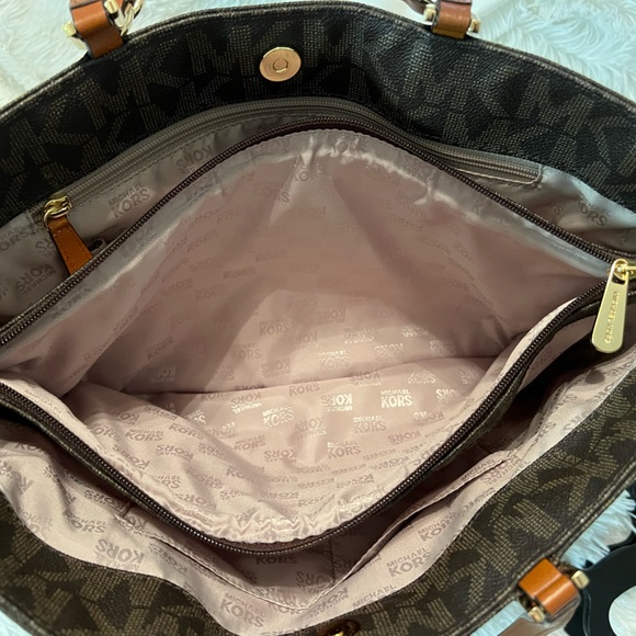 Michael Kors large Harper East West Signature Tote Handbag - LIKE NEW! - Picture 12 of 14